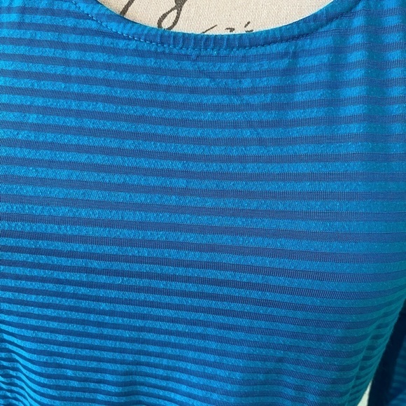 Women’s Blue Striped Chicos Size 1 Top - Picture 3 of 5